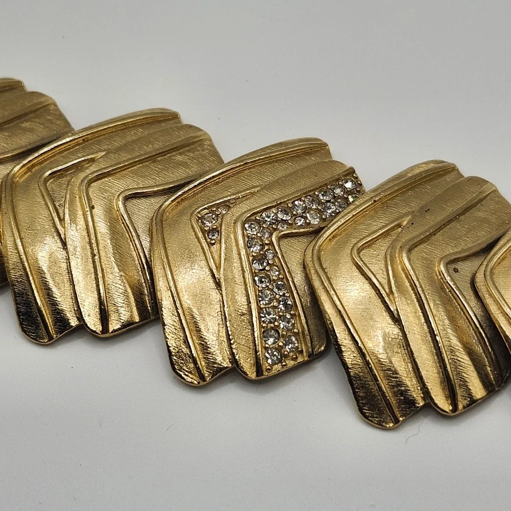 Trifari Marcella Saltz‎ Gold Tone Chevron Link Bracelet Rhinestone Accents Vtg